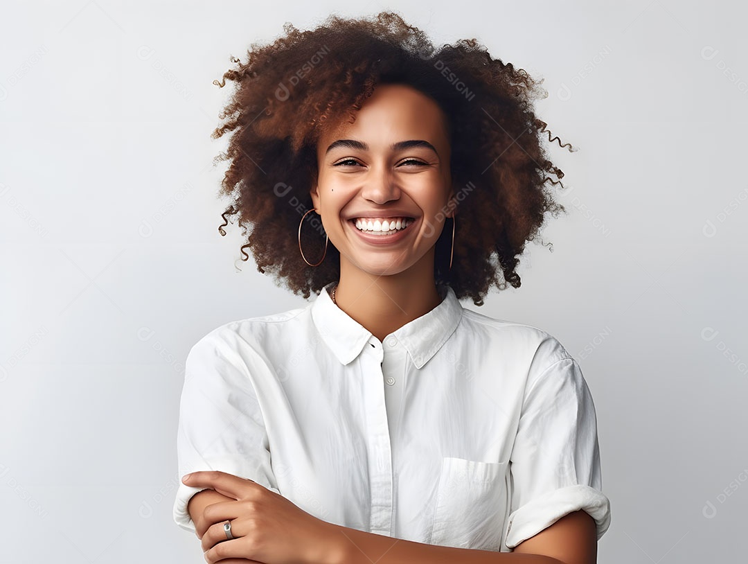 Linda mulher jovem cabelo cacheado sobre fundo isolado branco