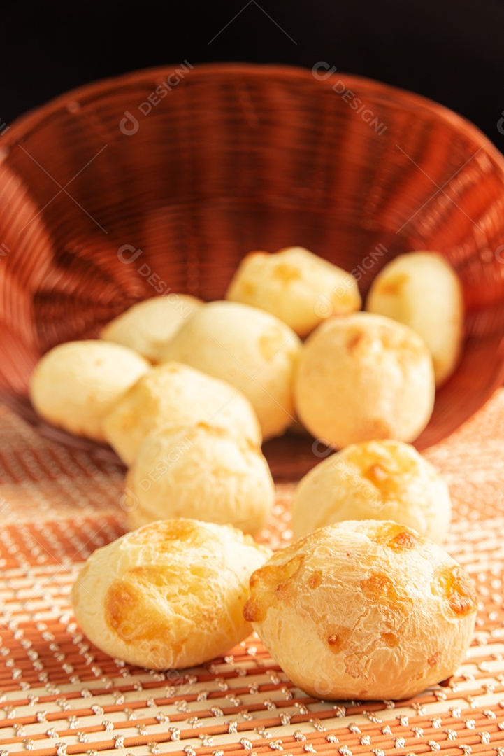 Pão De Queijo Em Cesta Sobre Pano Xadrez Imagem JPG [download] - Designi