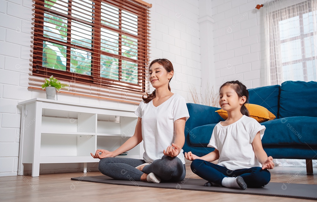 Mãe E Filha Se Exercitando Juntas E Felizes Em Casa. [Download.