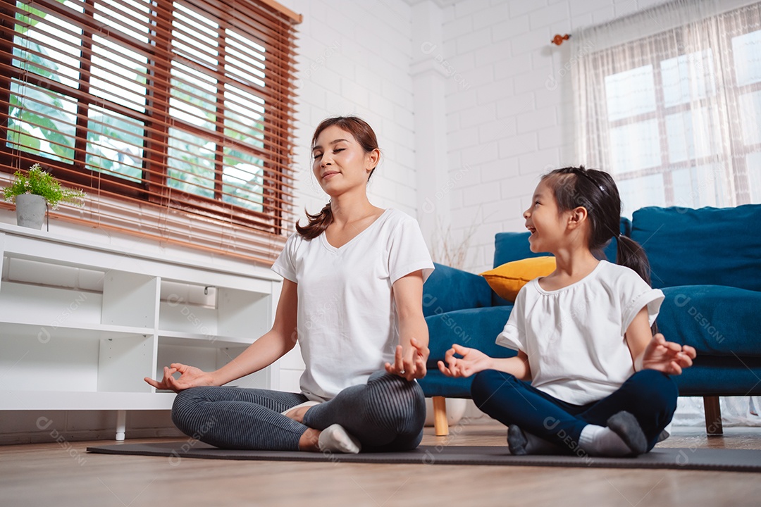 Mãe E Filha Se Exercitando Juntas E Felizes Em Casa. [Download.