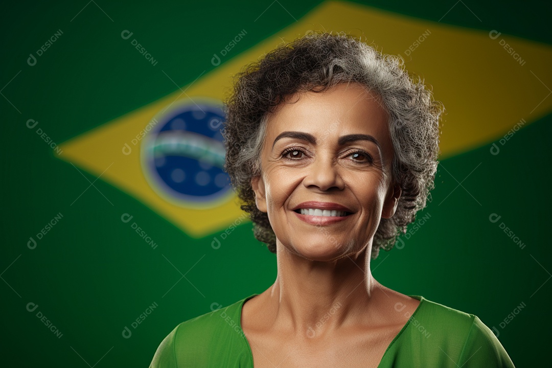 Mulher sorridente em comemoração do 7 de setembro