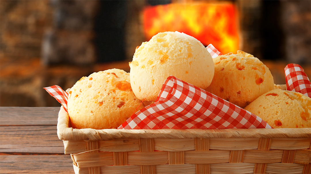 Pão De Queijo Em Cesta Sobre Pano Xadrez Imagem JPG [download] - Designi