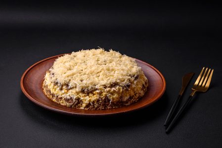 Fígado de boi frito, comida brasileira e colocado em um prato preto com  cebola [download] - Designi