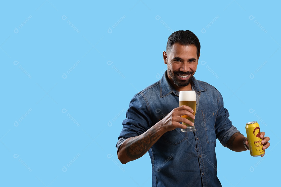 Man taking a beer skol