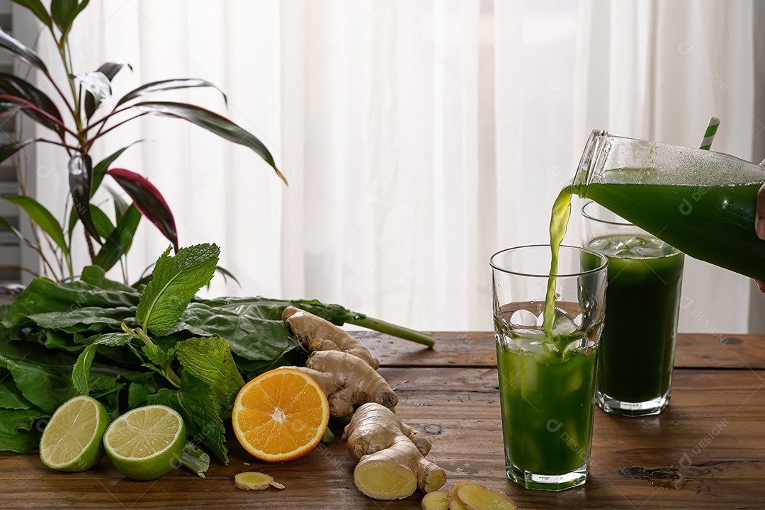 Suco verde e ingredientes ao lado