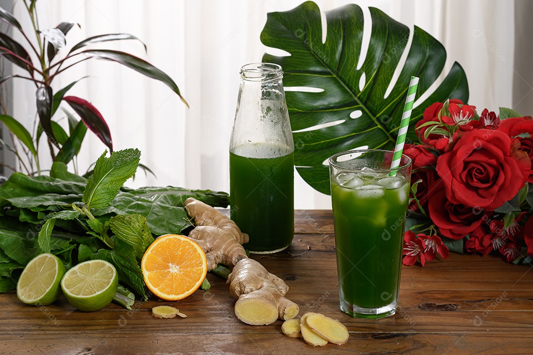 Jarra de vidro com suco verde colocando em copos