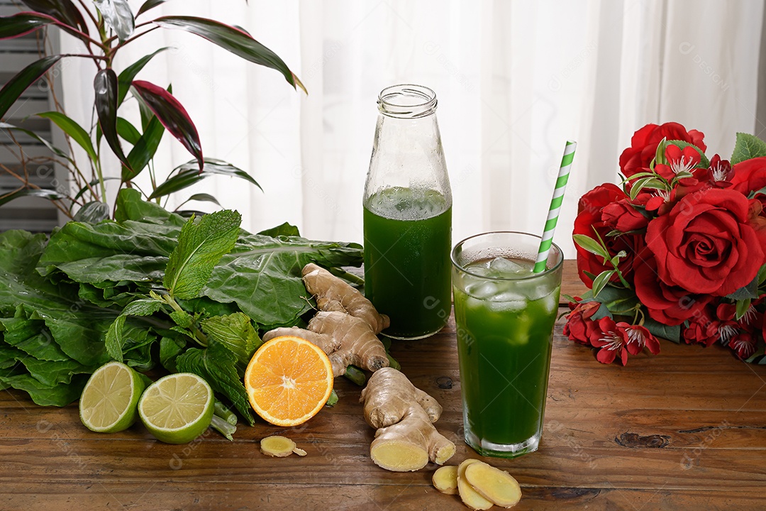 Garrafa com suco verde sobre mesa de madeira