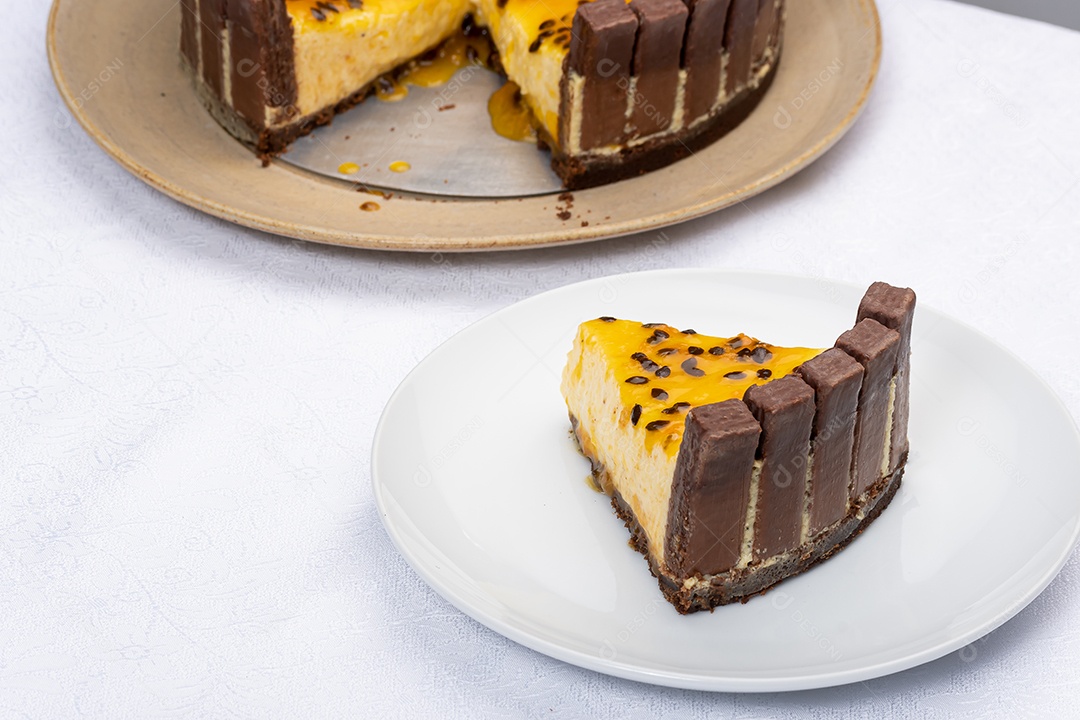 Torta mousse de maracujá com bordas de bis