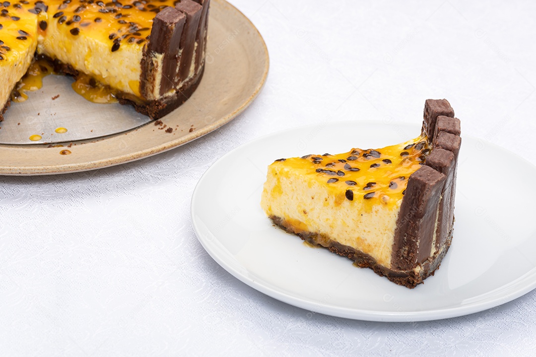 Torta mousse de maracujá com bordas de bis