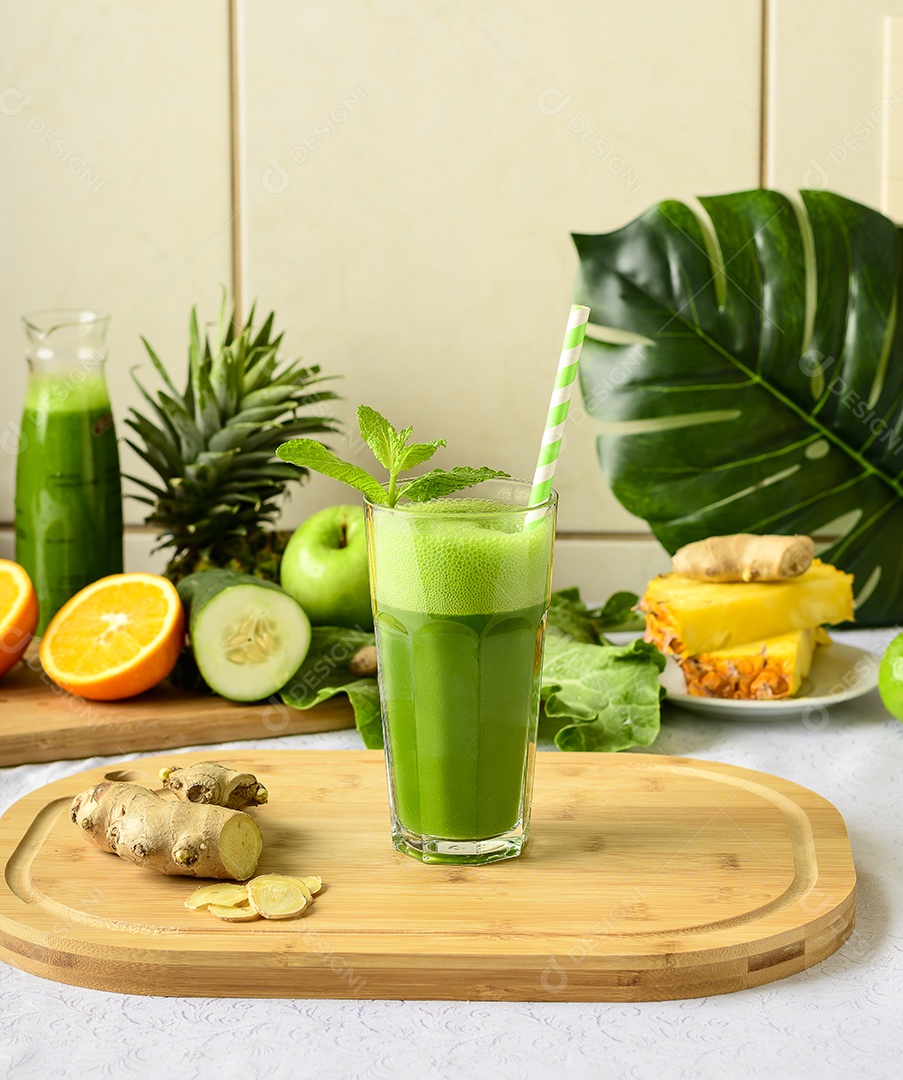 Suco verde em um copos com gelo