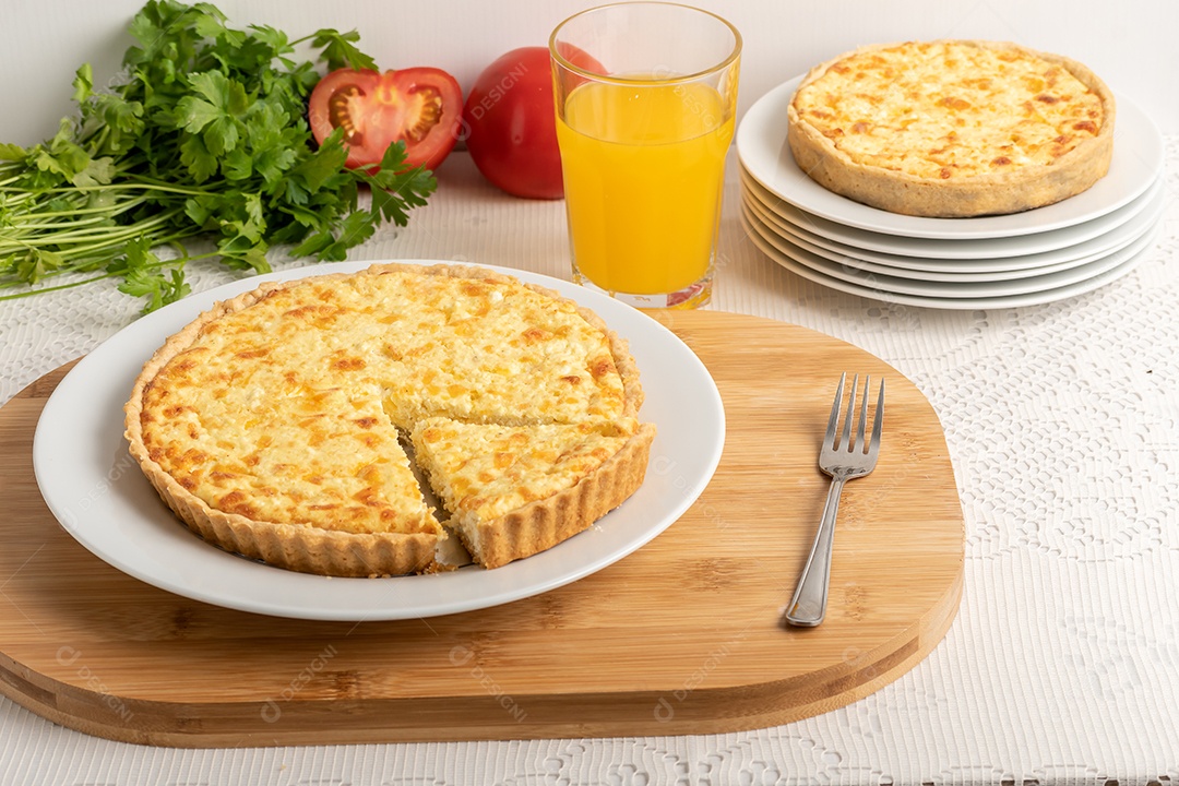 Torta quiche de queijo coratdo em fatias