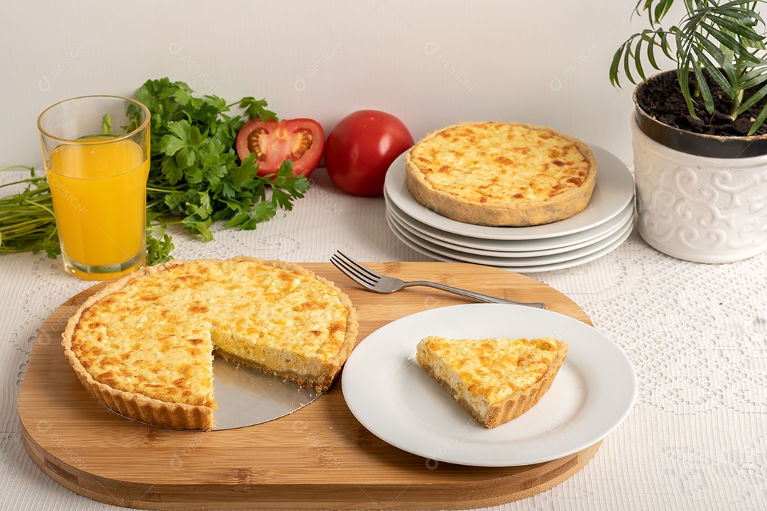 Quiche de queijo sobre tábua de madeira