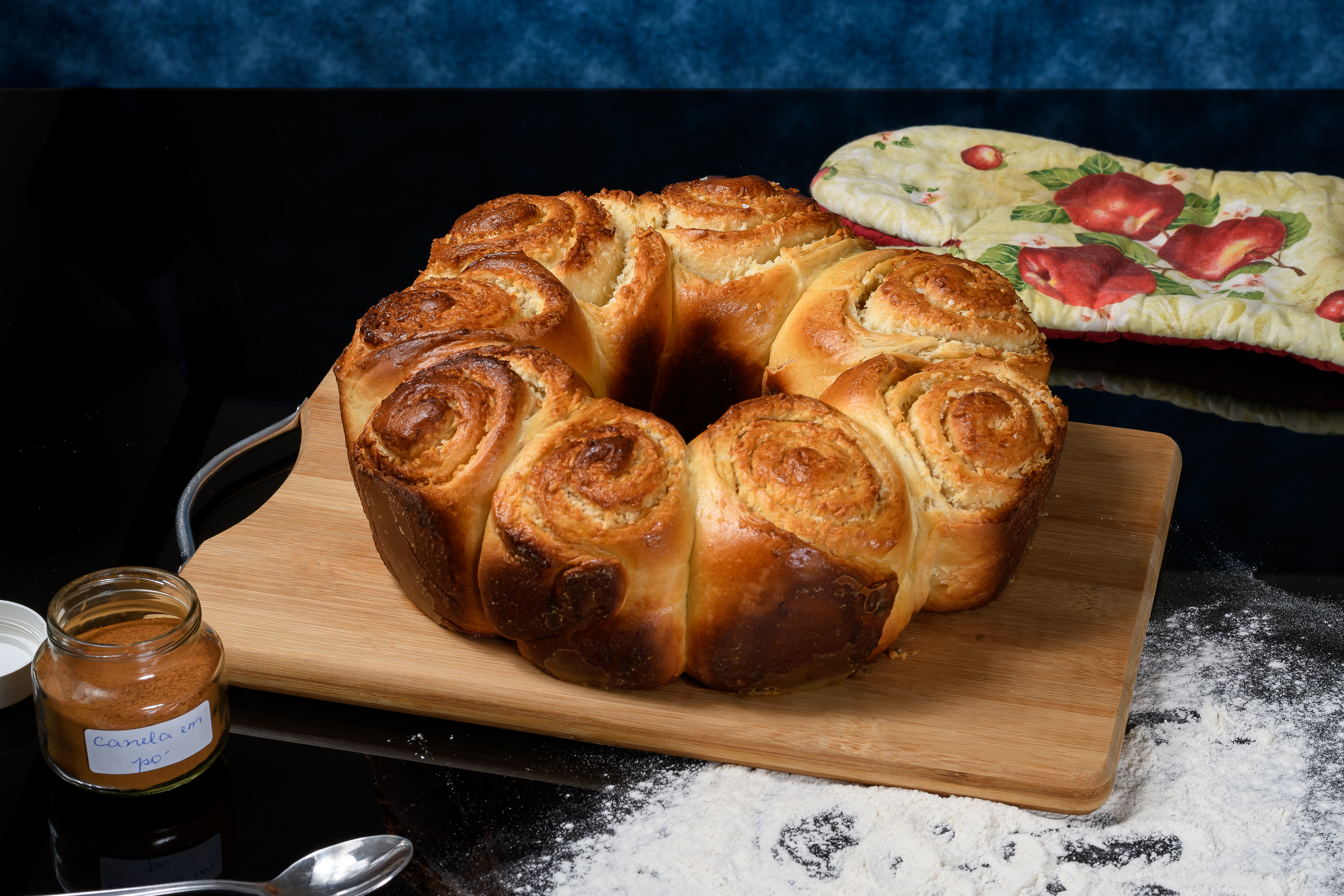 Tábua de madeira com pão rosca sobre