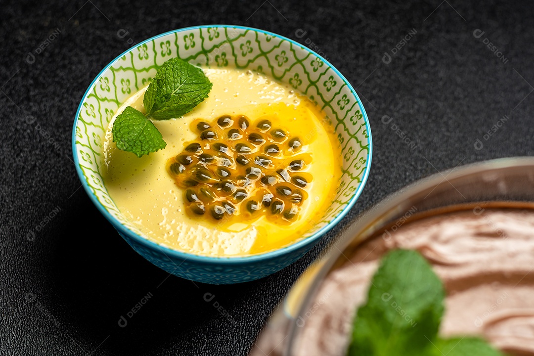 Mousse de maracujá e chocolate ao lado