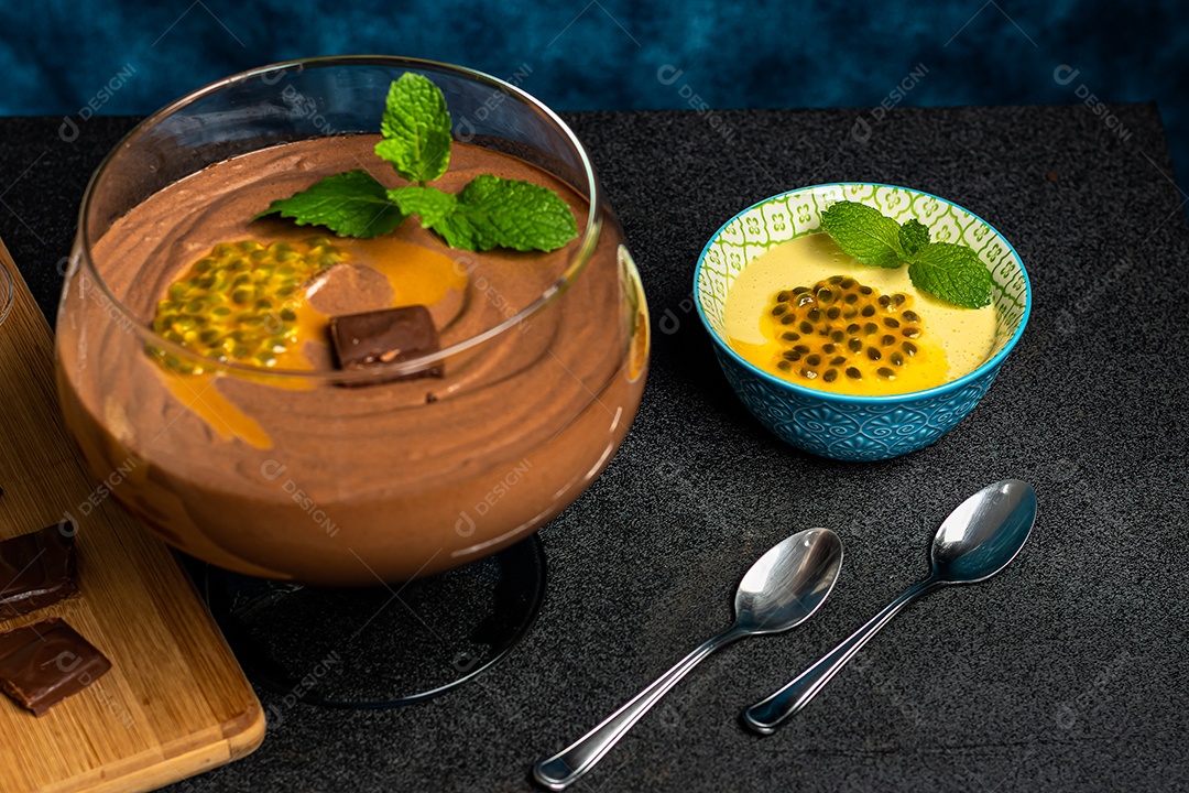 Mousses de chocolate e maracujá deliciosos