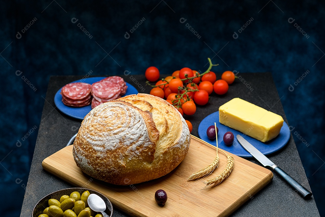 Pão caseiro com acompanhamentos salame queijo