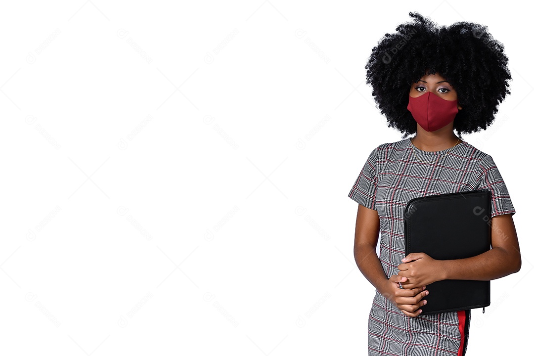 Jovem morena usando máscara com bolsa de tablete nas mãos