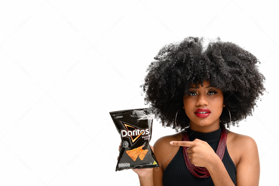 Jovem bonita segurando pacote de doritos