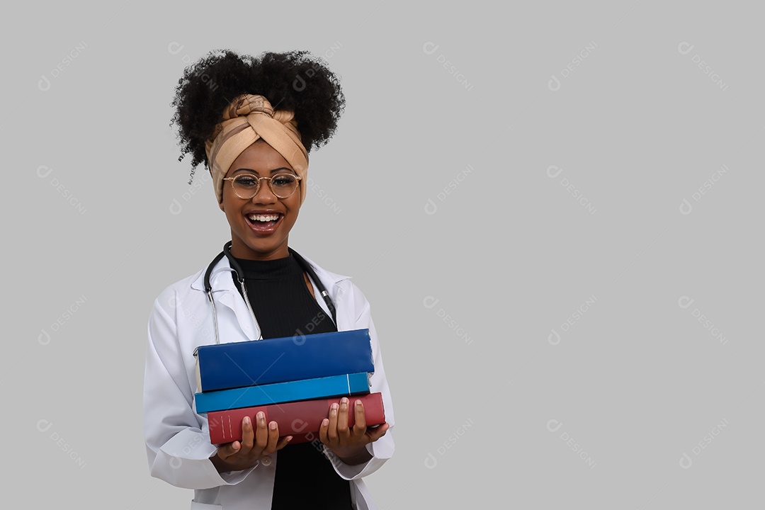 Linda jovem médica com livros nas mãos