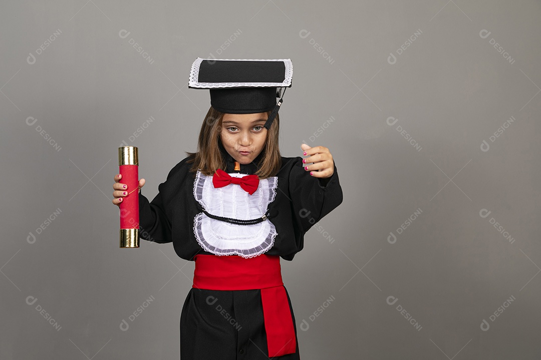 Menina fofa e adorável com roupa de formatura