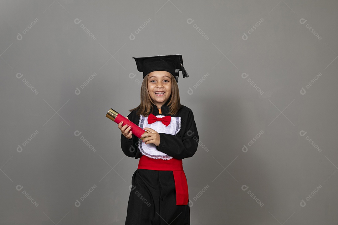 Linda menininha usando beca para formatura