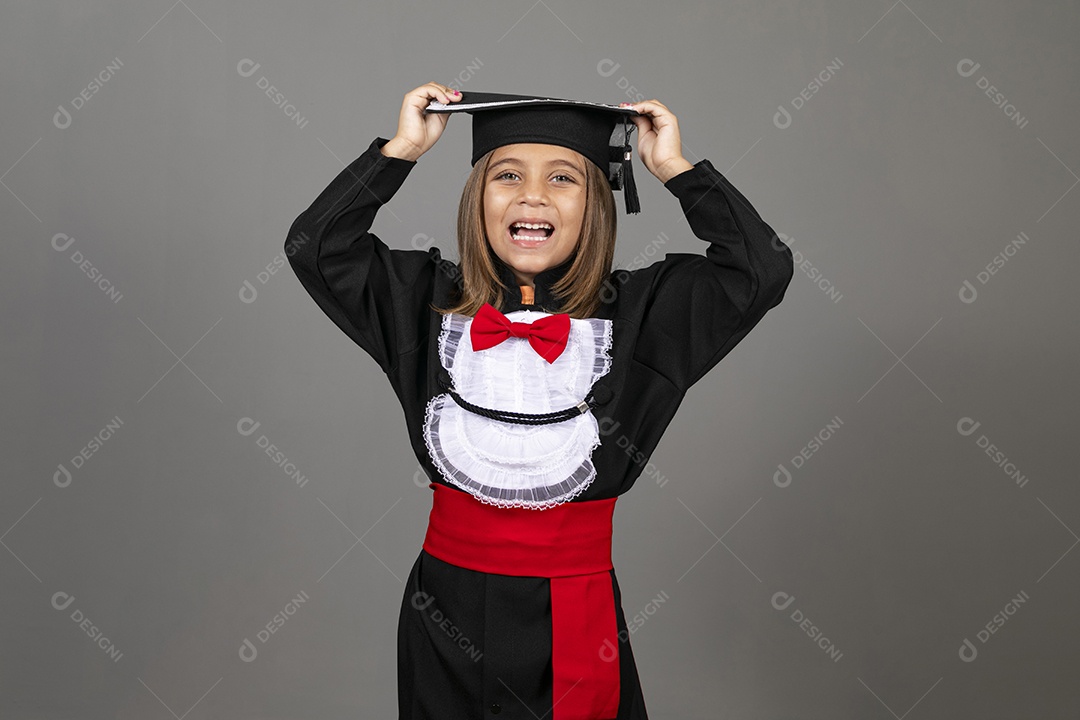 Menina com beca de formatura