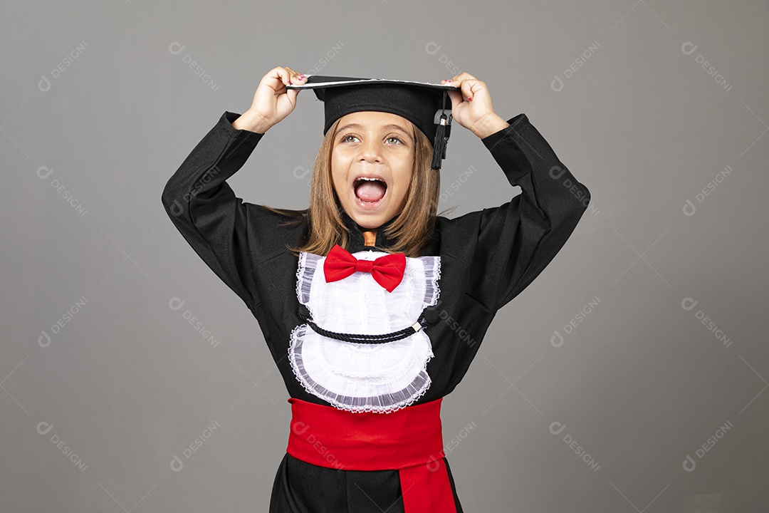 Linda menina com roupa de formatura