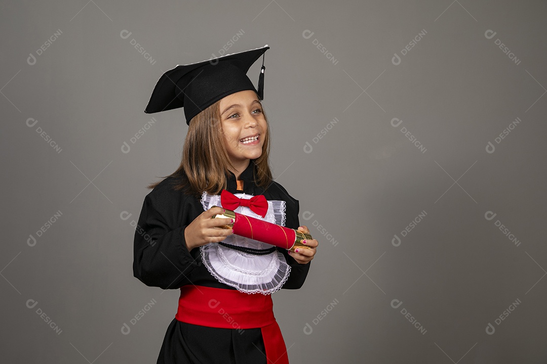 Linda menina usando roupa de formatura