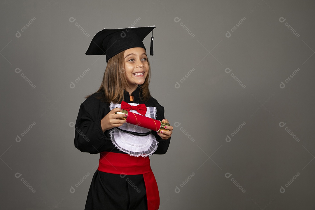 Menina com canudo de diploma nas mãos e beca de formatura