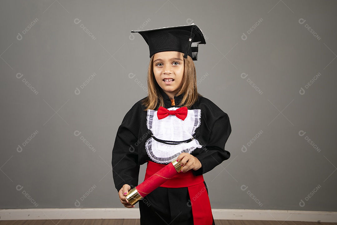 Menina linda e fofa usando beca de formatura