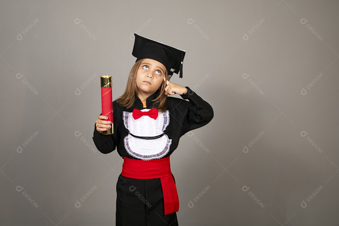 Menina pensativa vestida com beca para formatura