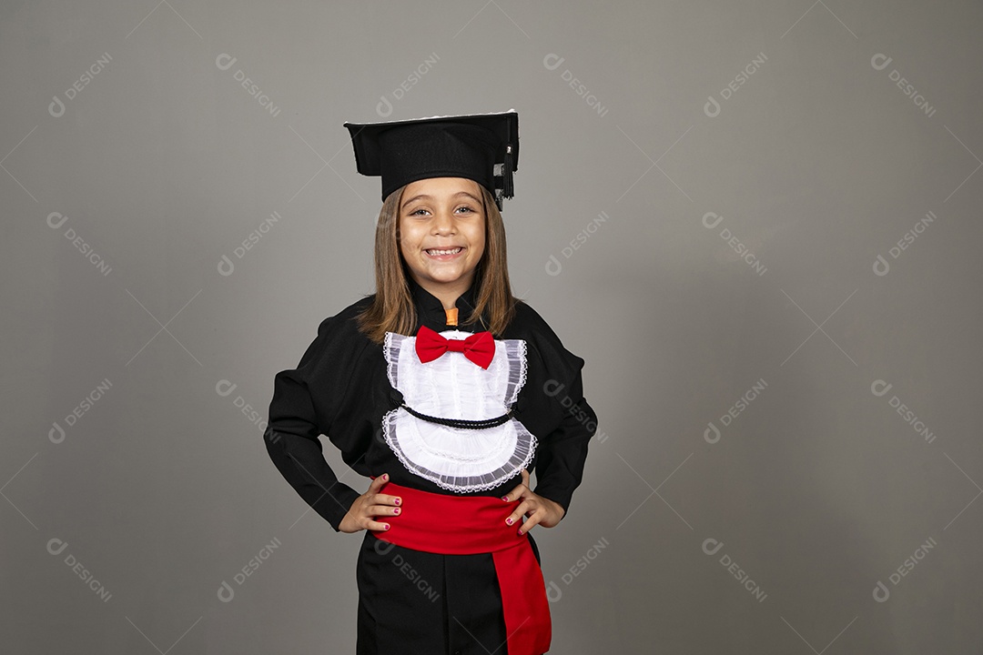 Linda menina usando beca em uma formatura