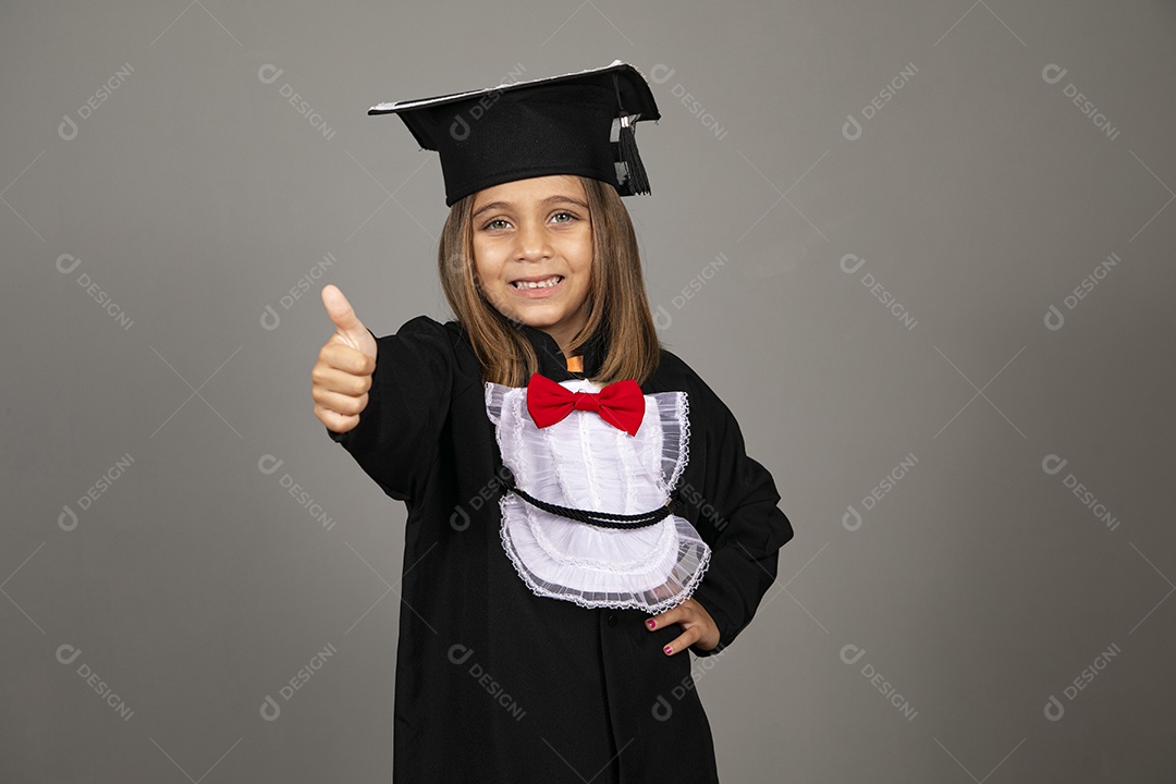 Linda menina feliz com beca na formatura