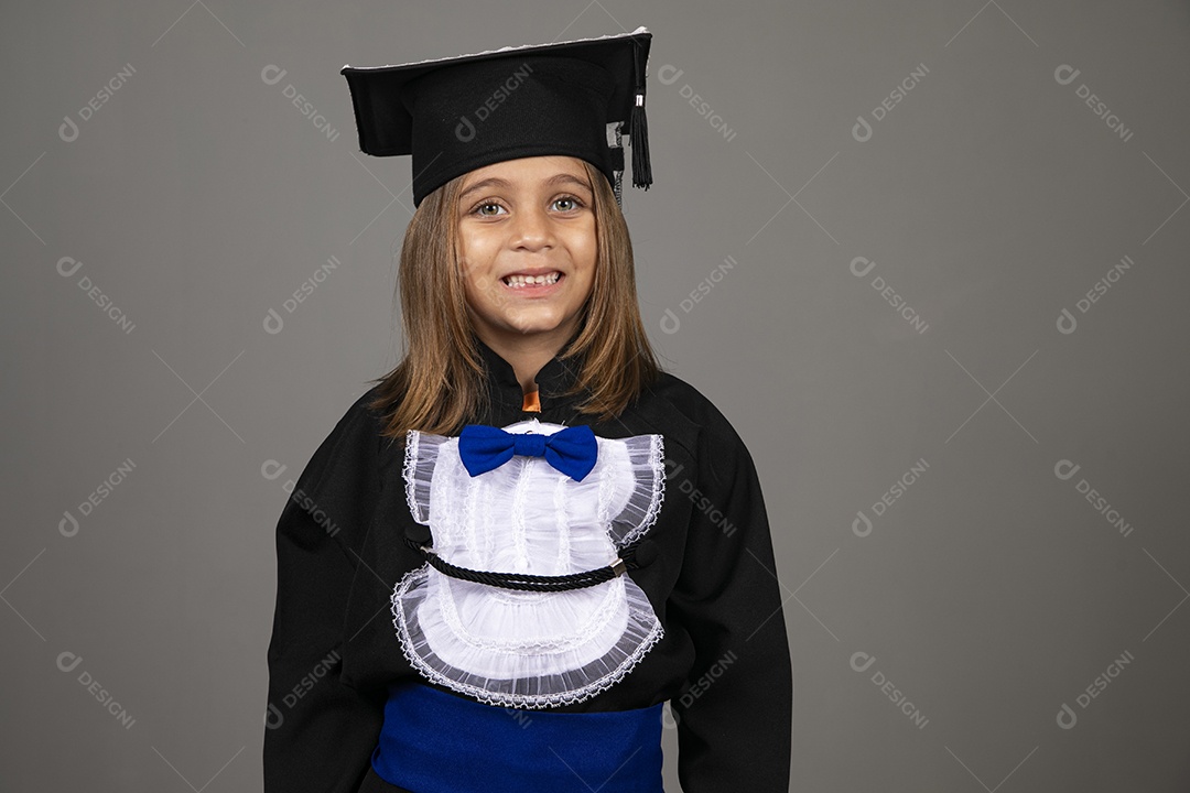 Linda menininha usando beca para formatura