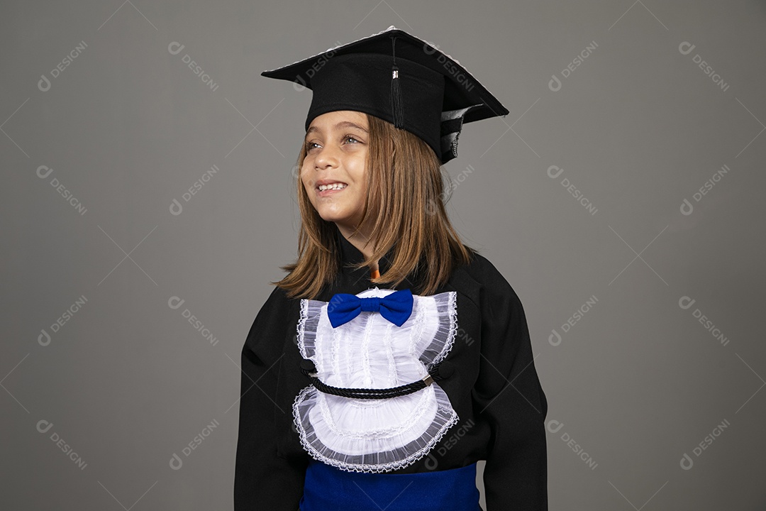 Linda menininha usando beca para formatura