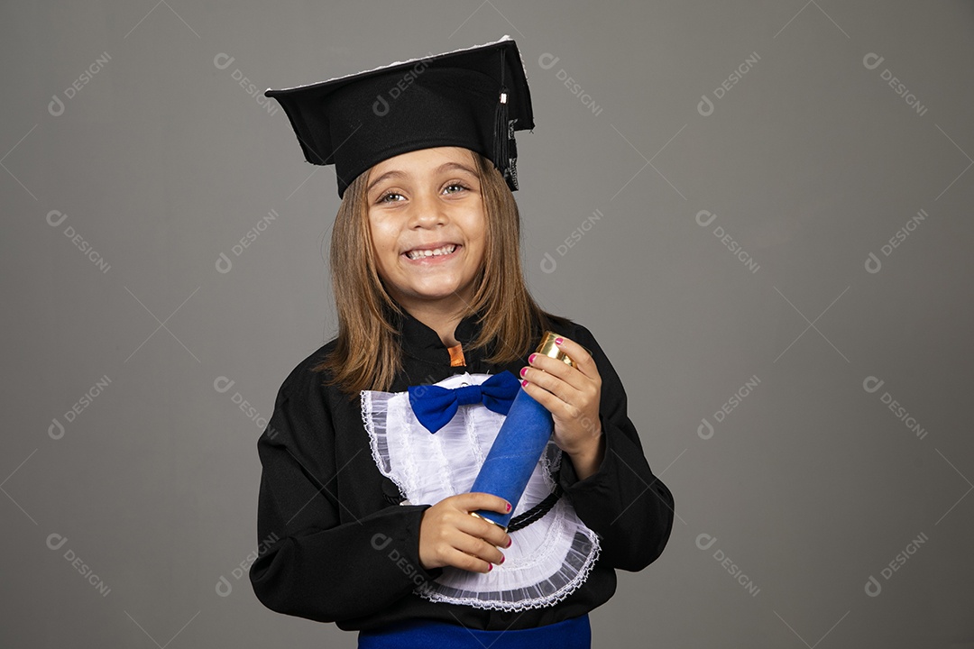 Linda garotinha usando beca de formatura