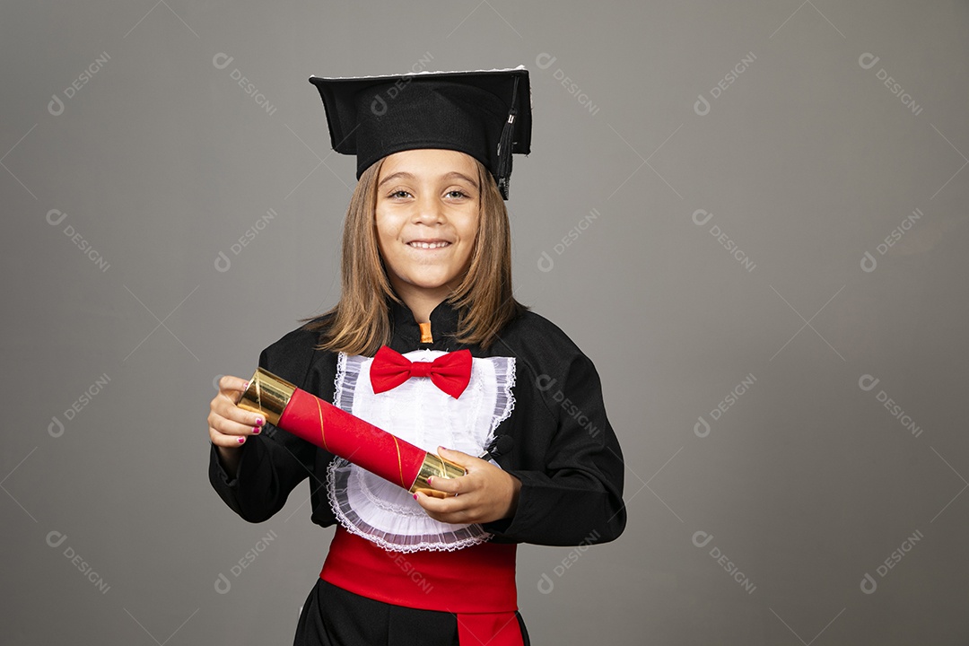 Menina fofa vestida com beca para formatura