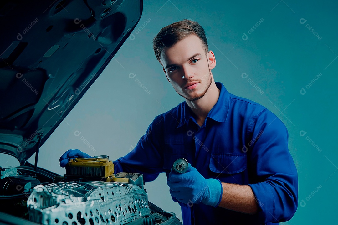 Homem jovem mecânico sobre oficina.